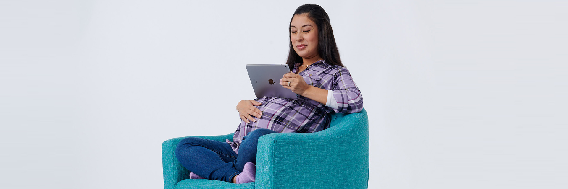 Pregnant woman using tablet